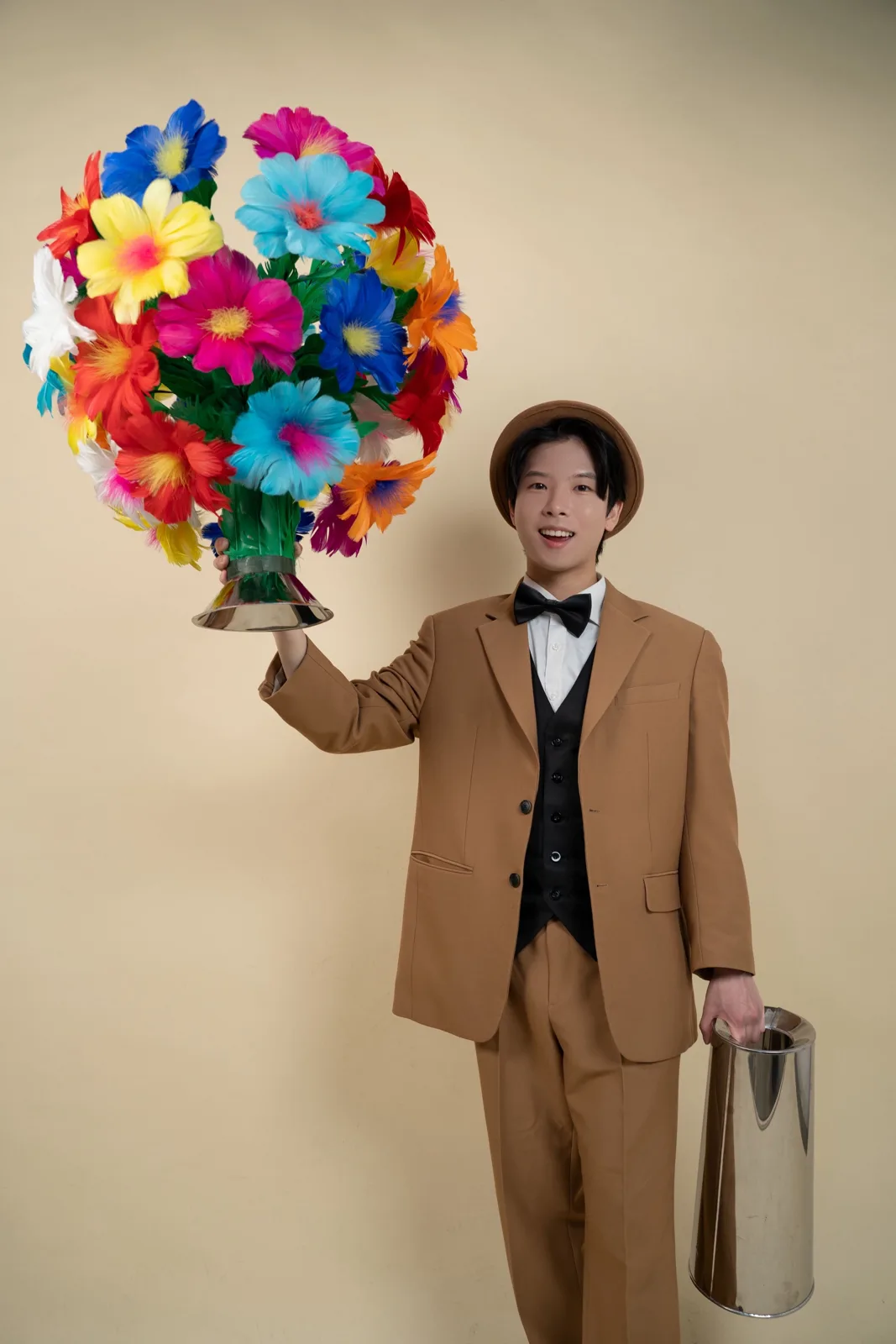 꽃다발 마술을 선보이는 정의민 마술사
