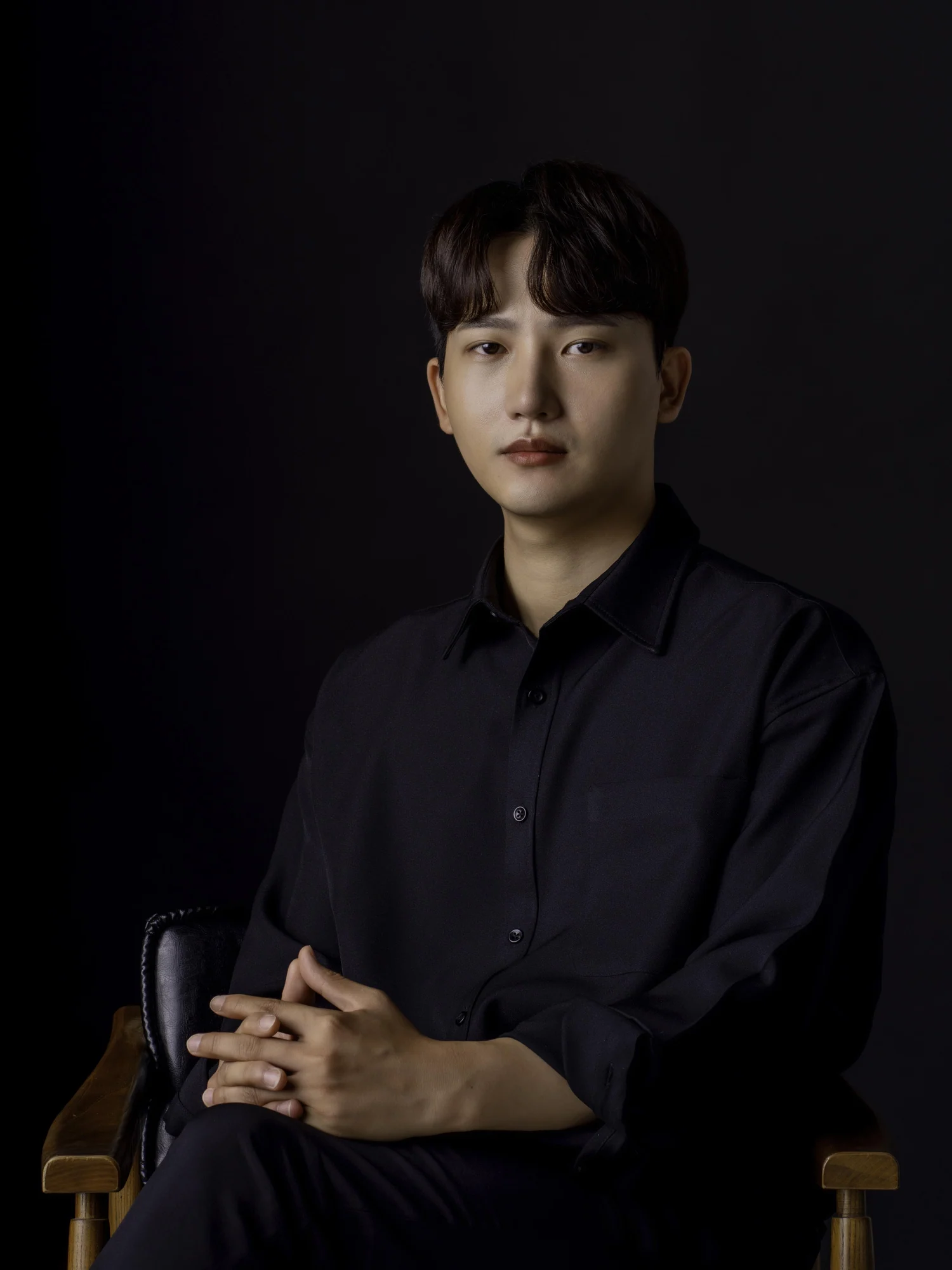 검은 배경 의자에 앉은 한만호 대표 프로필 사진