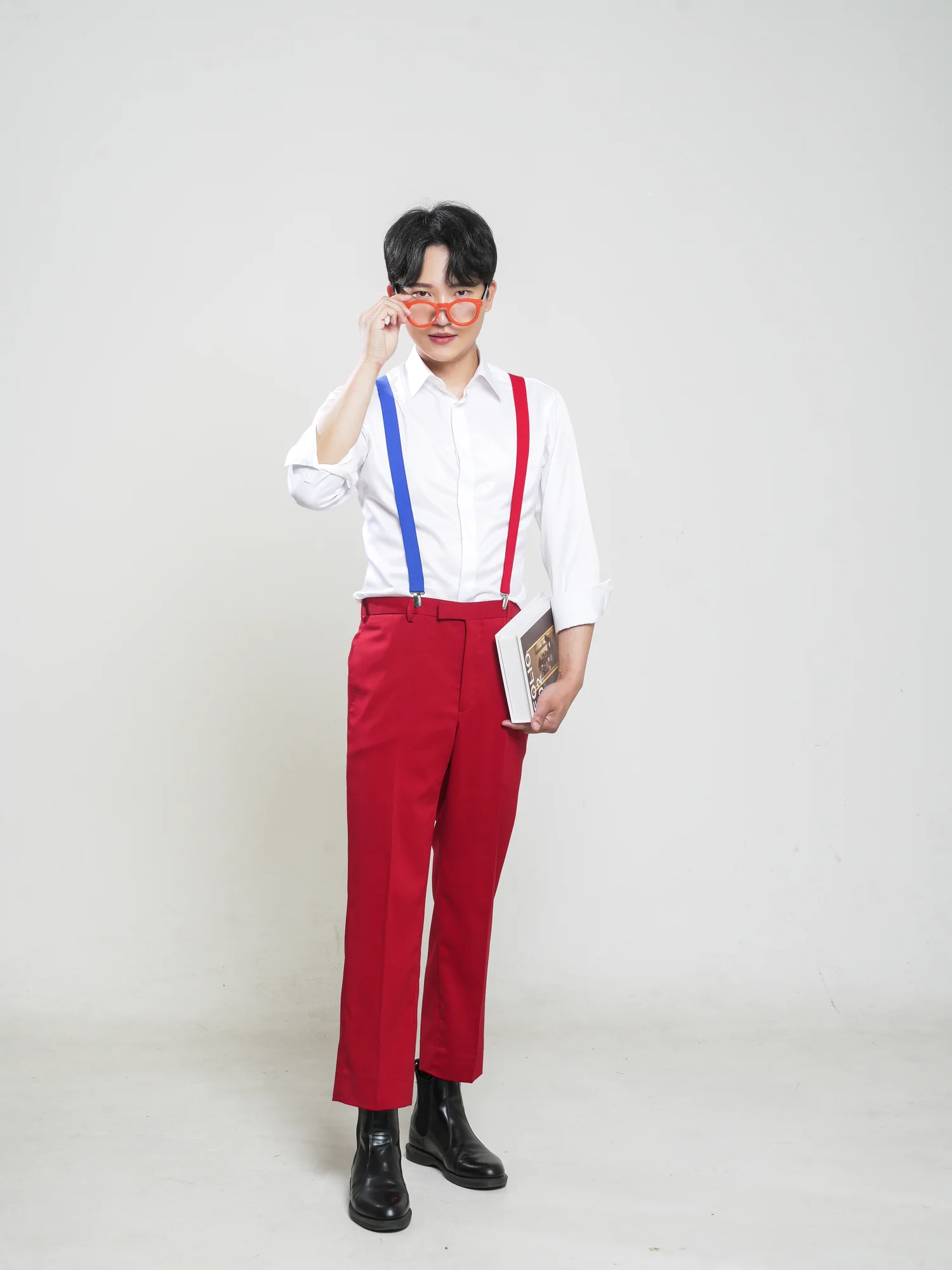 빨간 바지에 멜빵을 한 한만호 마술사