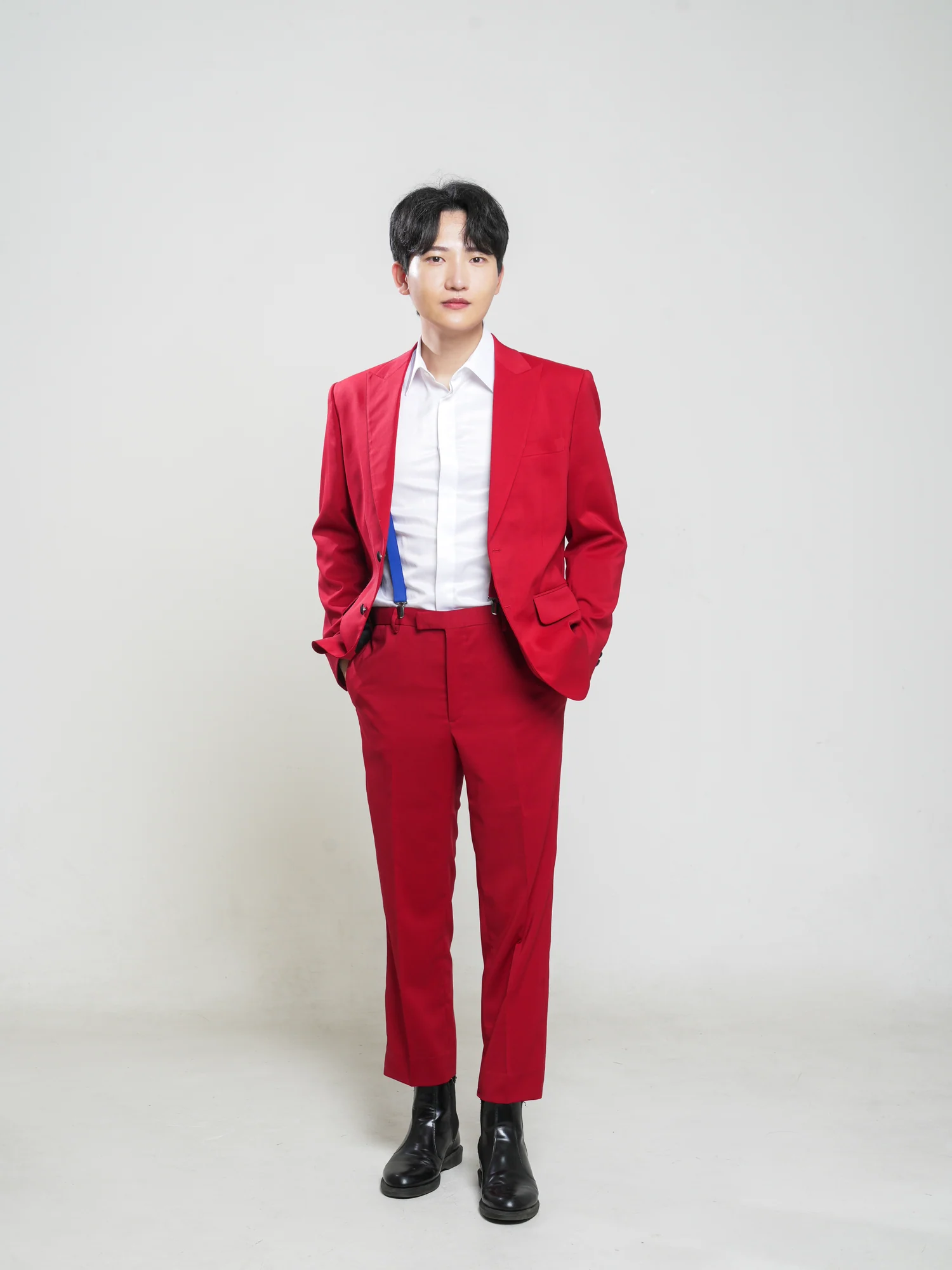 빨간 정장을 입은 한만호 마술사 전신 사진